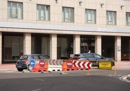 Al acceso a la calle Mieses desde Juan II de Castilla, cerrada al tráfico.