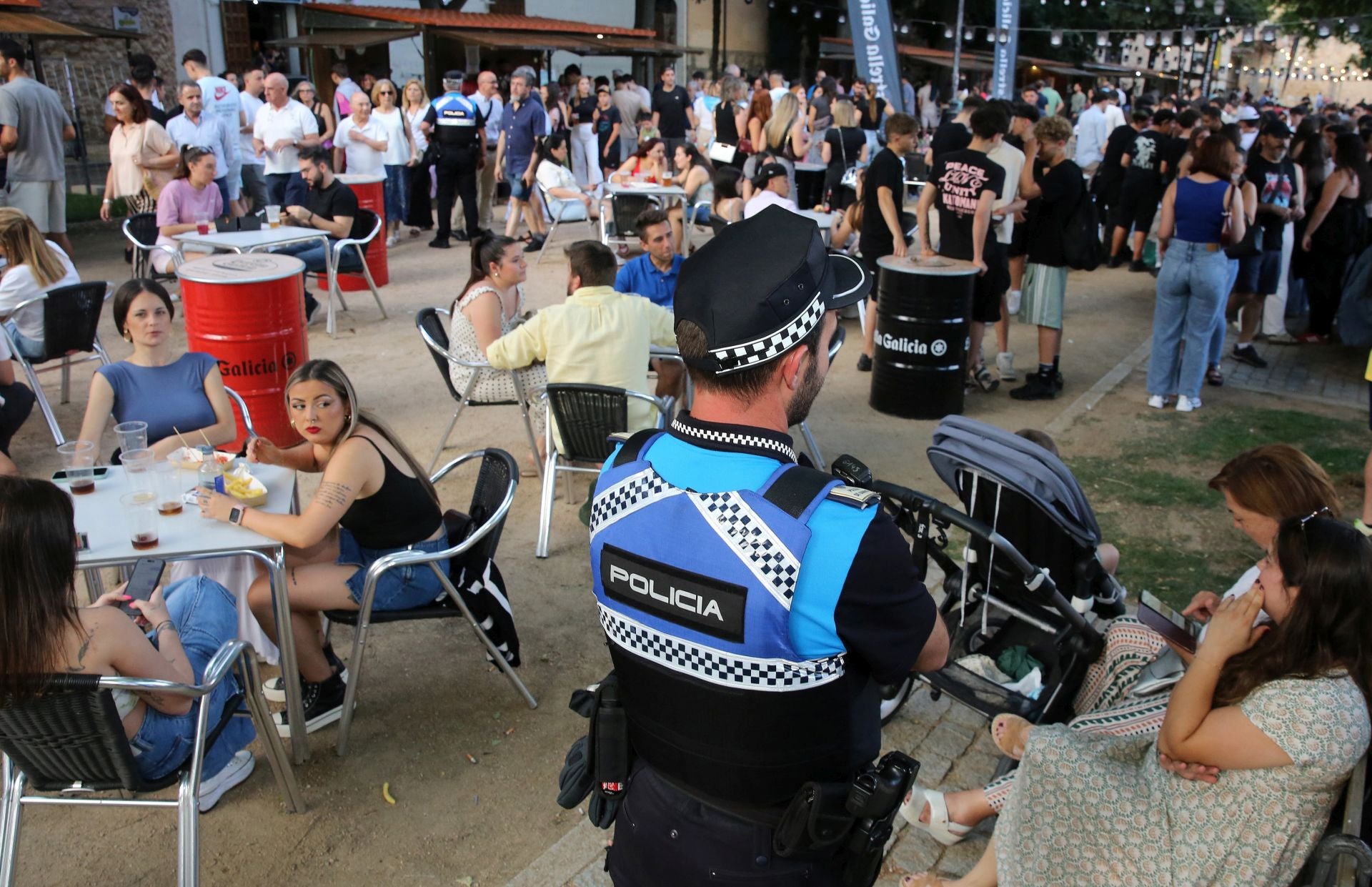 Policía Local vigila la Feria de Día en el paseo del Salón.
