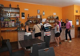 Clientes en el teleclub de la localidad palentina de Quintanatello de Ojeda.