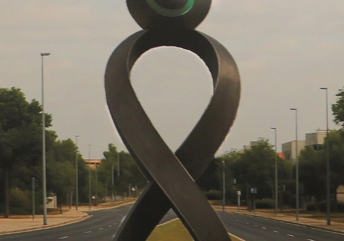Una gran escultura en la rotonda del Hospital Río Carrión para destacar la labor de la Asociación del Cáncer