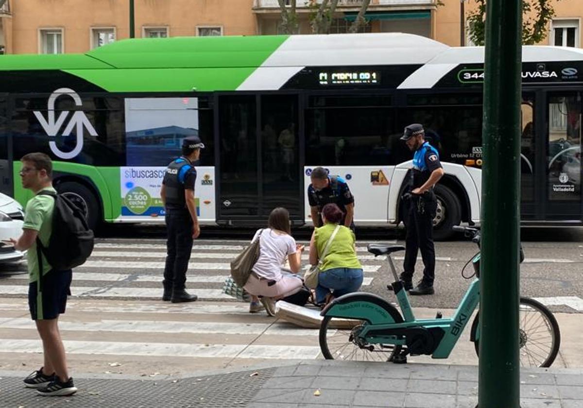 La Policía Municipal interviene en el lugar del accidente, en el Paseo de Zorrilla.
