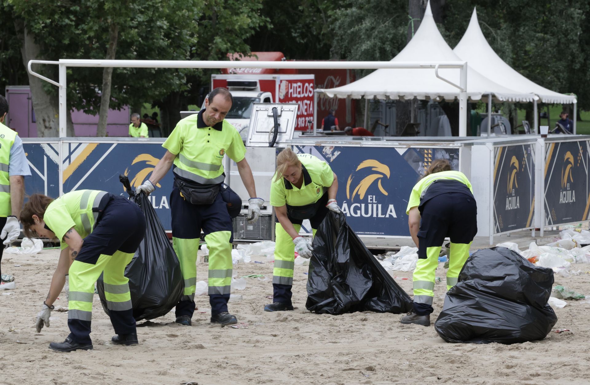 Los servicios de limpieza de Valladolid recogen la basura de las Moreras tras la noche de San Juan