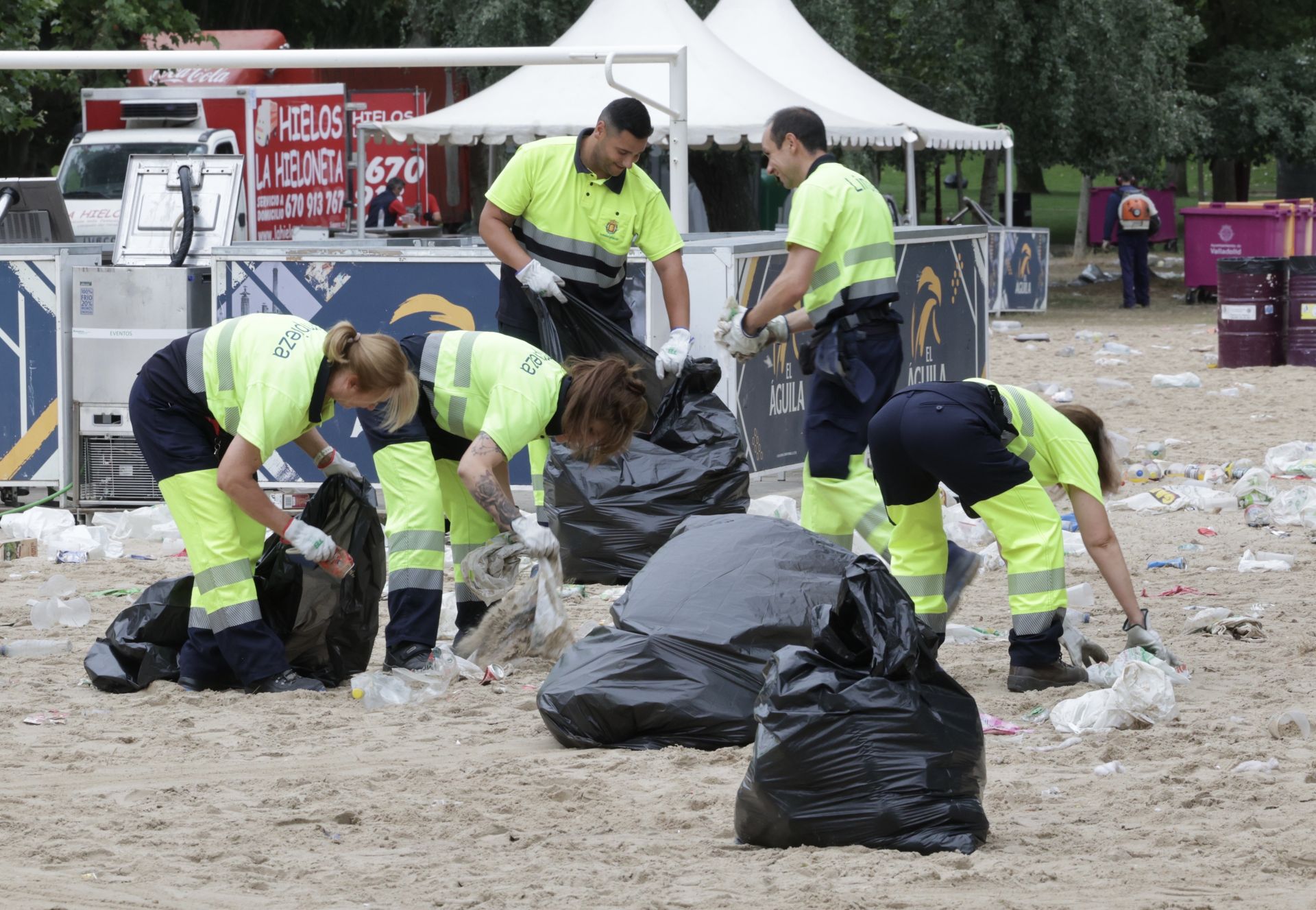 Los servicios de limpieza de Valladolid recogen la basura de las Moreras tras la noche de San Juan