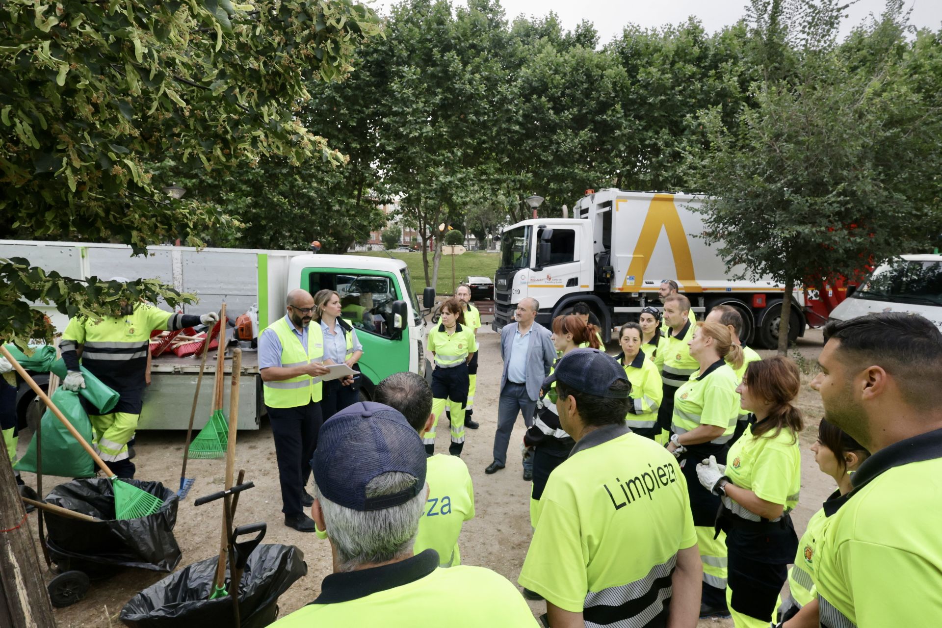 Los servicios de limpieza de Valladolid recogen la basura de las Moreras tras la noche de San Juan