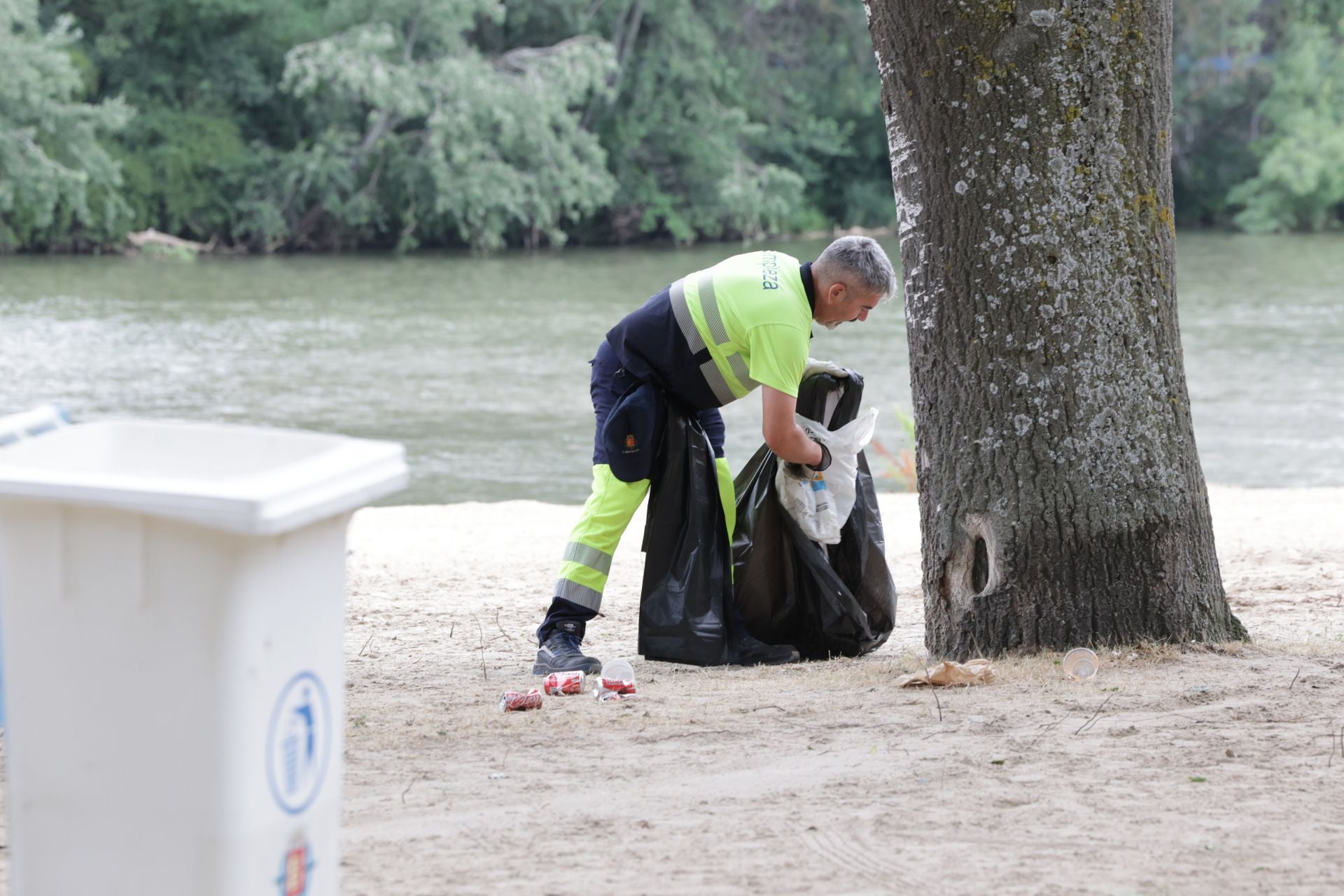 Los servicios de limpieza de Valladolid recogen la basura de las Moreras tras la noche de San Juan