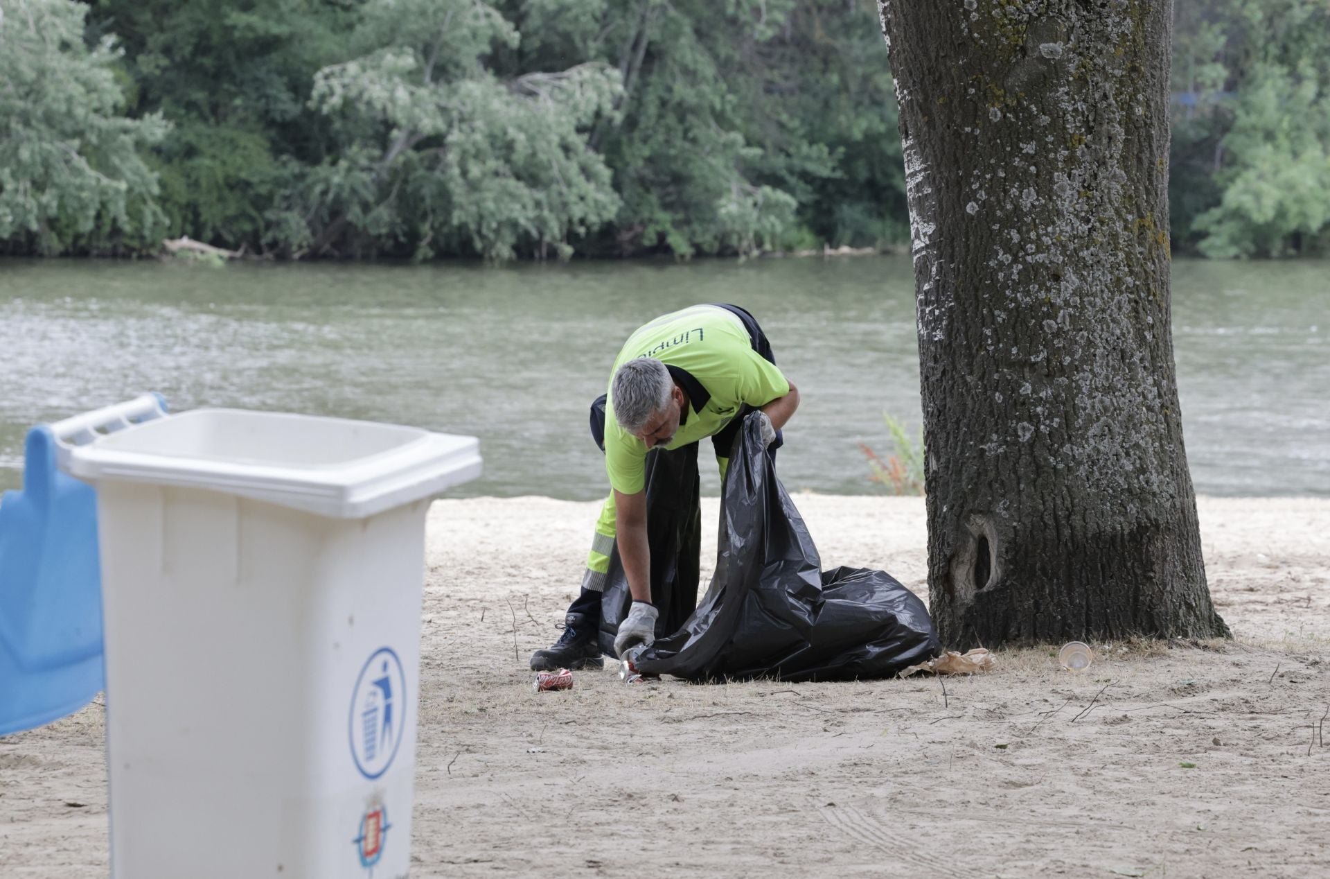 Los servicios de limpieza de Valladolid recogen la basura de las Moreras tras la noche de San Juan