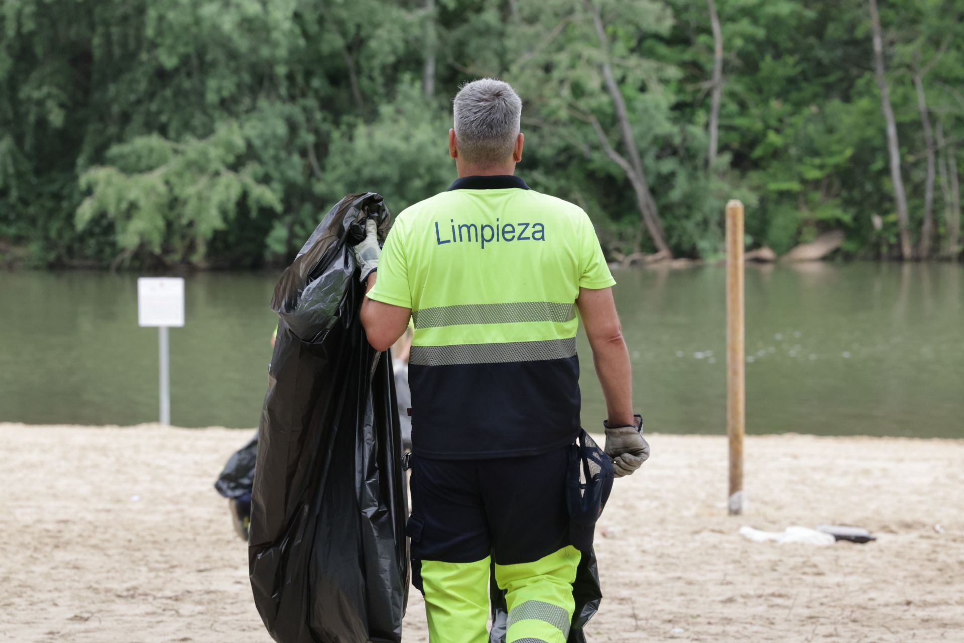 Los servicios de limpieza de Valladolid recogen la basura de las Moreras tras la noche de San Juan