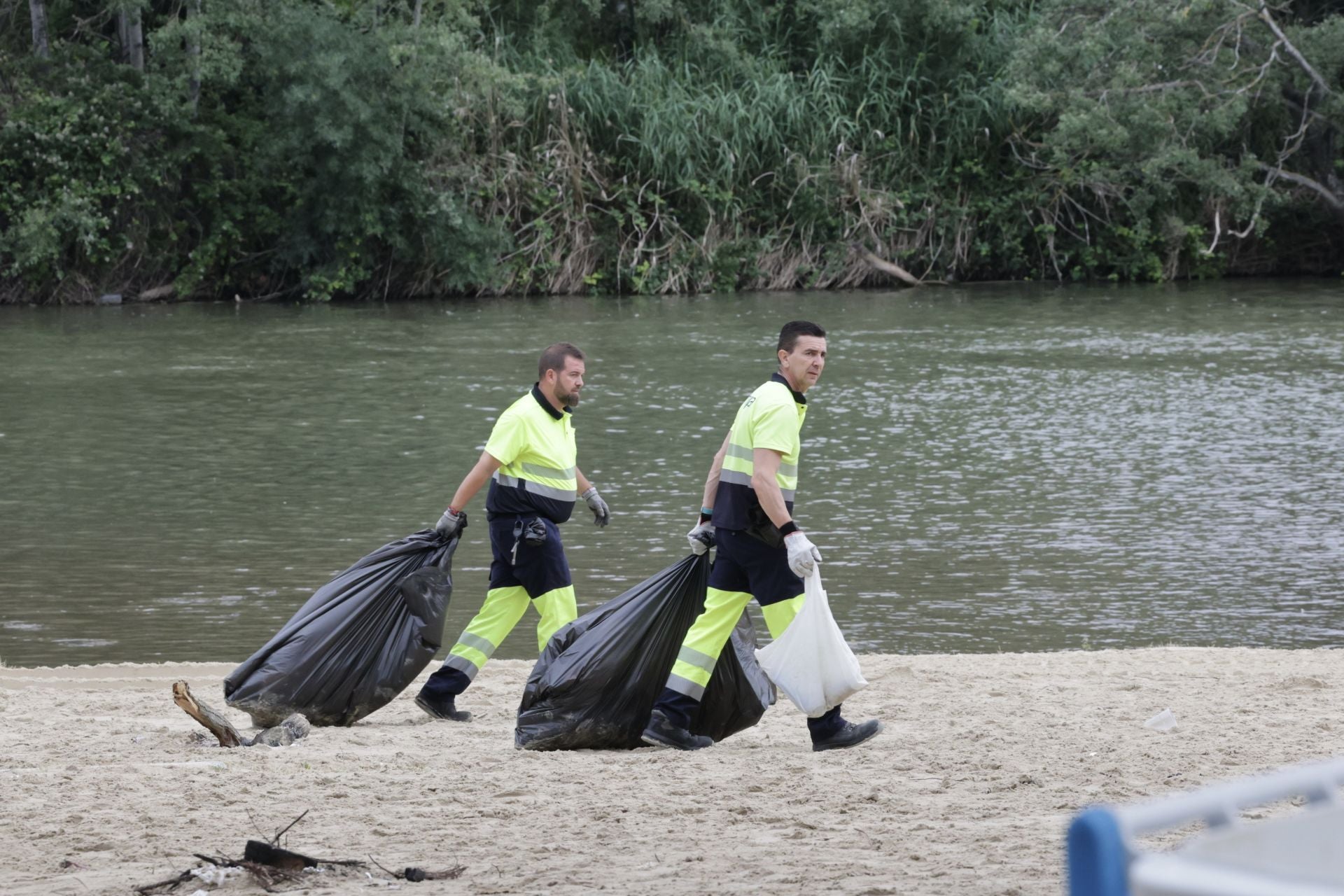 Los servicios de limpieza de Valladolid recogen la basura de las Moreras tras la noche de San Juan