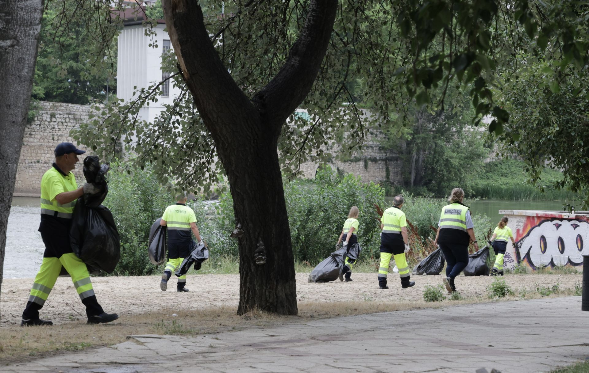 Los servicios de limpieza de Valladolid recogen la basura de las Moreras tras la noche de San Juan