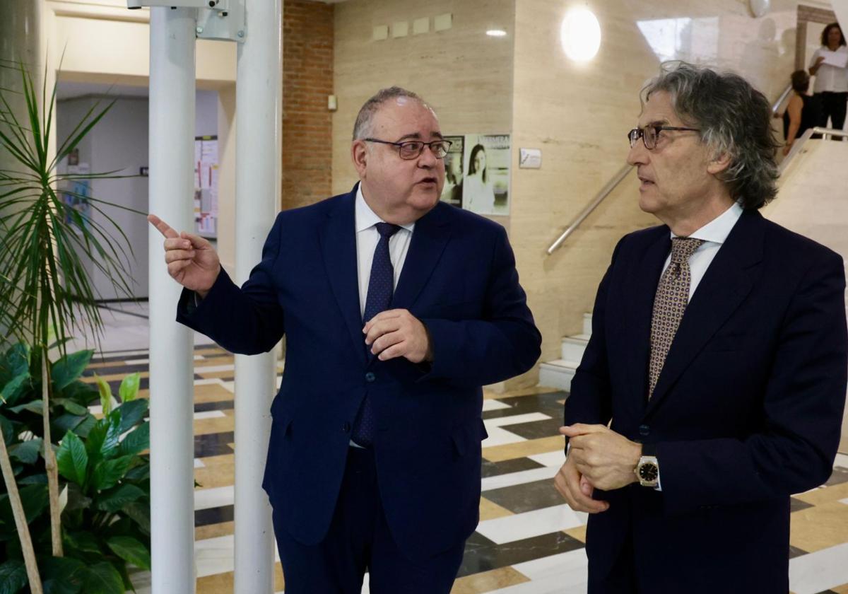 El consejero Alejandro Vázquez y Santiago Mena, fiscal superior de Castilla y León.