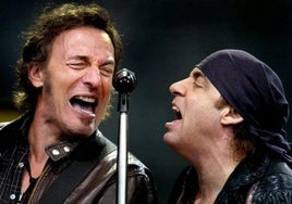 A la izquierda, Bruce Springsteen, a la derecha, el guitarrista Steven Van Zandt en un concierto del año 2003.