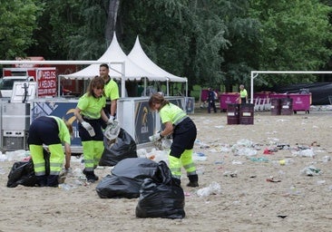 Setenta personas limpian Las Moreras tras un San Juan interrumpido por la lluvia