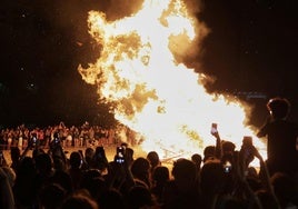 Imágenes de la noche de San Juan celebrada entre este lunes y la madrugada del martes en la zona de la playa de Las Moreras