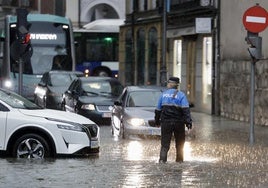 Una agente de Policía controla el tráfico durante la inundación el pasado 3 de junio.