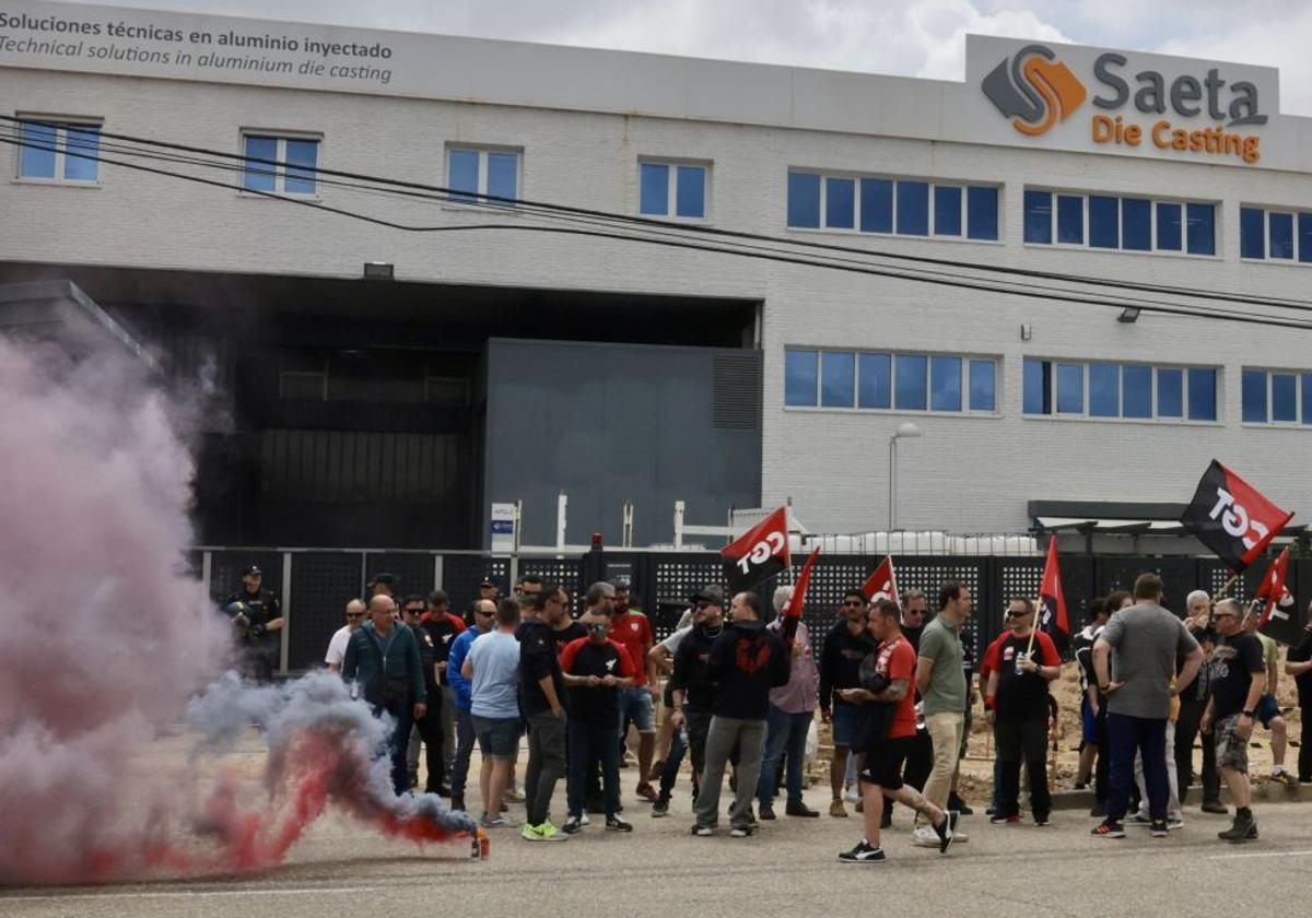 Primera concentración de protesta de la plantilla de Saeta Die Casting el pasado 3 de junio.