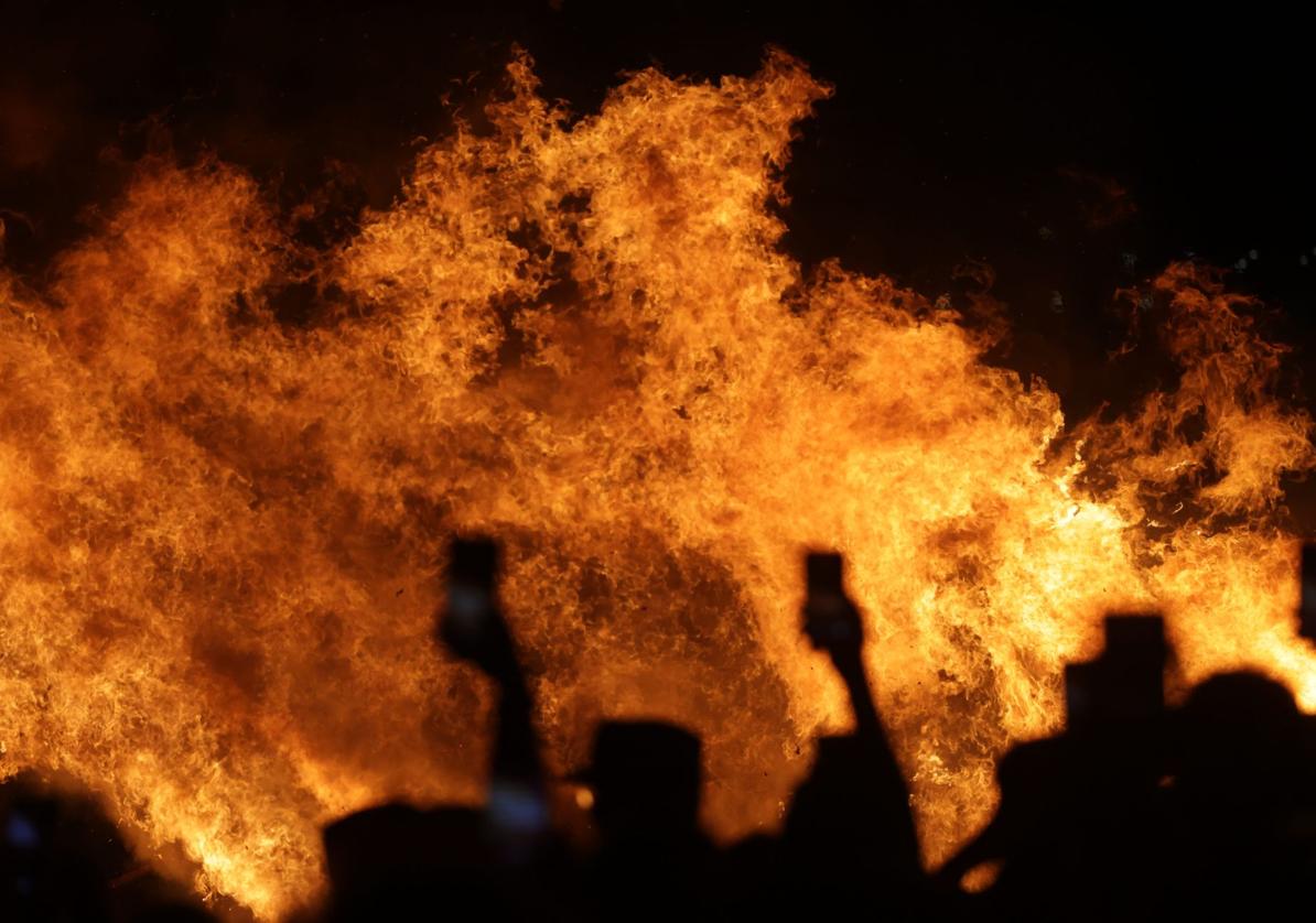 Hoguera de San Juan, anoche en Las Moreras.