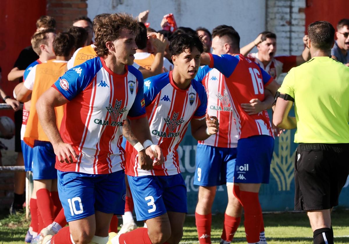 Los jugadores del Tordesillas celebran un gol en Las Salinas, durante el 'play off' de ascenso.