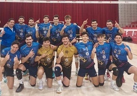 Plantilla del Universitario celebrando el ascenso.