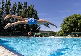 Varios bañistas disfrutan en las piscinas de Canterac.