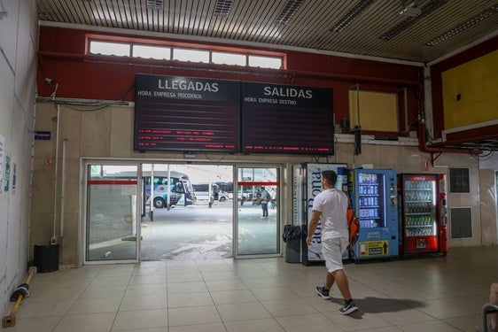 Un joven accede a la zona de las dársenas de la estación de autobuses el pasado martes.