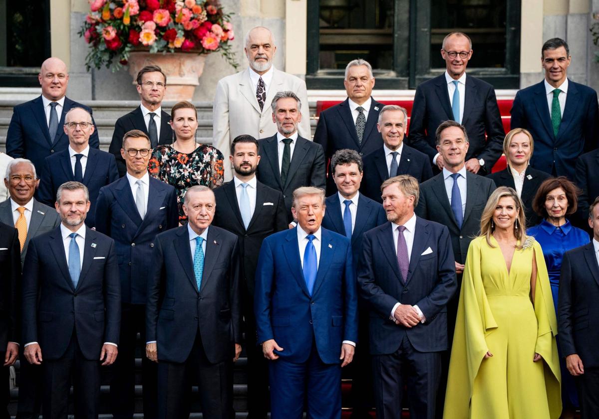 Foto de familia de los asistentes a la cena ofrecida por los Reyes de los Países Bajos a los participantes en la Cumbre de la OTAN.
