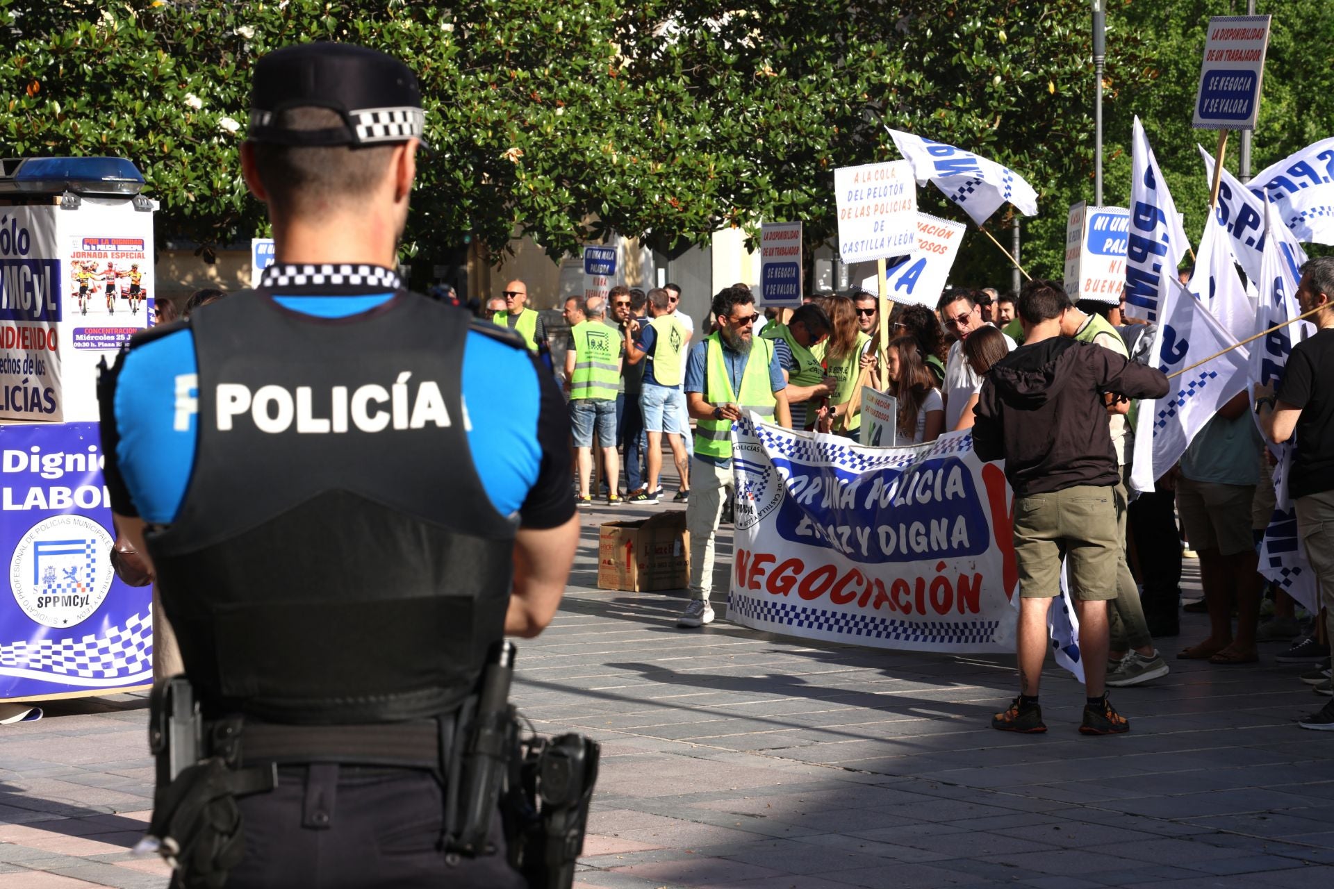 Un policía municipal controla la concentración de sus compañeros en la plaza de la Rinconada.