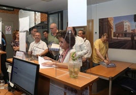 Presentación de las firmas recogidas en el Registro Municipal.
