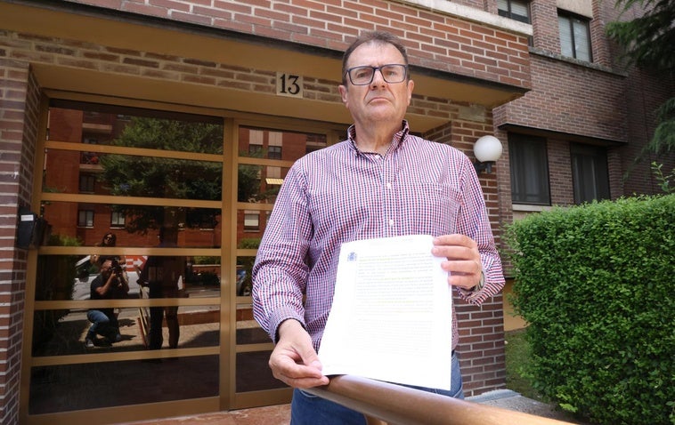 Tomás Zabaleta posa con el auto que ha paralizado el lanzamiento en el portal de su vivienda.