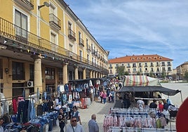 Mercadillo semanal de Rioseco en su ubicación en la plaza Mayor