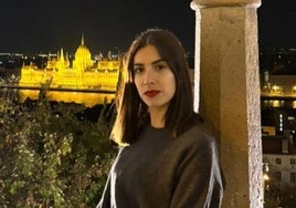 Marta Morencia en Budapest, en el bastión de los pescadores, con el Parlamento al fondo.