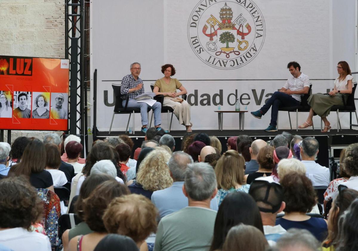 Mónica Kurtis, Mariano Sigman y Rosa Molina, moderados por Antonio Corbillón en los jardines del Palacio de Santa Cruz.