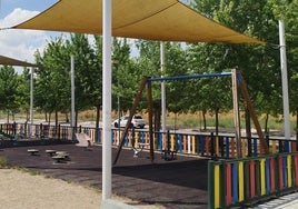 Zona de columpios con toldos en el parque Galileo Galilei, en Los Santos-Pilarica.