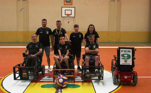 Integrantes del equipo powerchair football del Club Fútbol Sala Pedrajas.