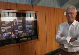 Eduardo Margareto, junto al cartel de San Antolín.