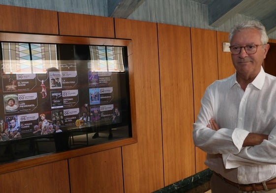 Eduardo Margareto, junto al cartel de San Antolín.