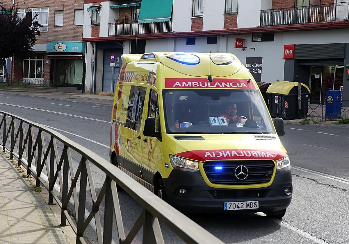 Una ambulancia circulando por una calle de Segovia el pasado viernes.