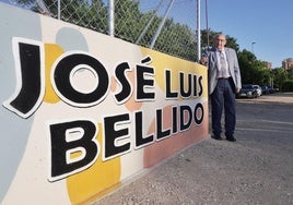 José Luis Bellido posa junto a un cartel con su nombre durante la inauguración.