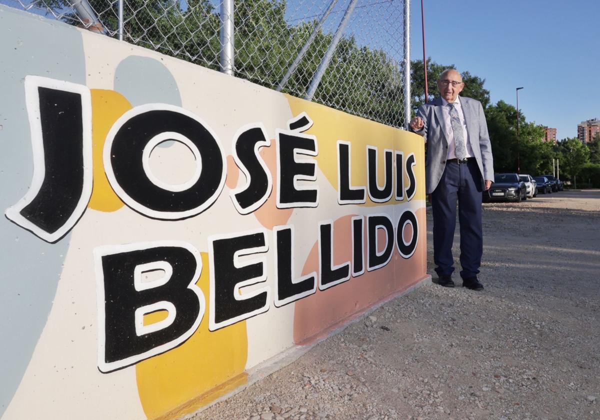 José Luis Bellido posa junto a un cartel con su nombre durante la inauguración.