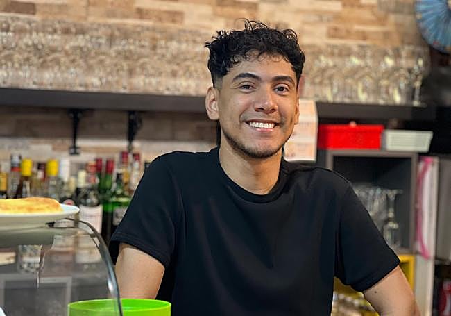 Luis Posada, camarero del bar El abuelo Juan.