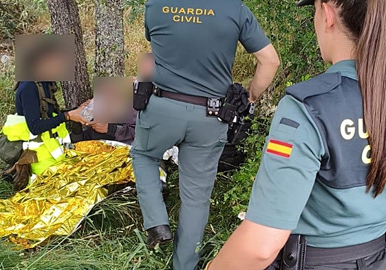 Efectivos del dispositivo de búsqueda atienen al anciano después de dar con él.