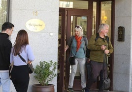 Turistas salen de un hotel situado en el centro de la ciudad de Segovia.