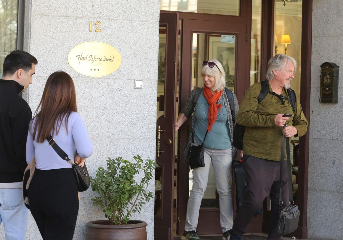 Turistas salen de un hotel situado en el centro de la ciudad de Segovia.