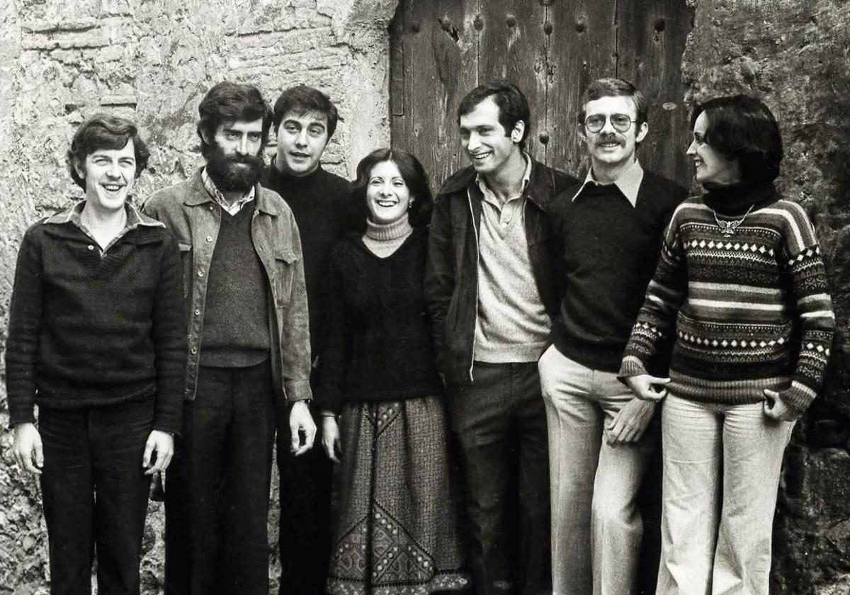 Milagros Olmos (primera por la derecha) con el resto del grupo en una fotografía retrospectiva.