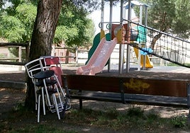 Sillas apiladas en el parque infantil situado junto a la calle de la Hoya.