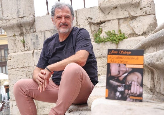 Jesús Salviejo, junto a su novela.