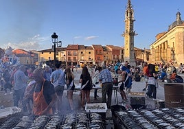 La sardinada tuvo a la plaza del Rollo como mejor escenario