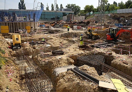 Construcción de los 93 pisos junto al INSS.