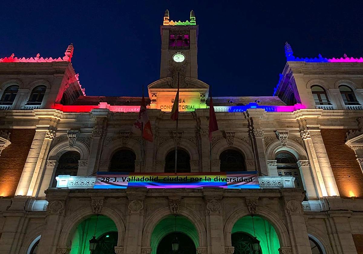 El ayuntamiento de Valladolid iluminado con los colores LGTBI+ en una imagen de archivo.