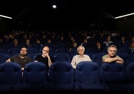 Pedro Javier Salado (secretario), Carlos Sáez (vicepresidente), Ángel Codesal (tesorero y programador)y José Luis Cano de Gardoqui (presidente), en primera fila y con varios integrantes del Cine club Casablanca en las butacas de la sala 5 de los Cines Broadway.