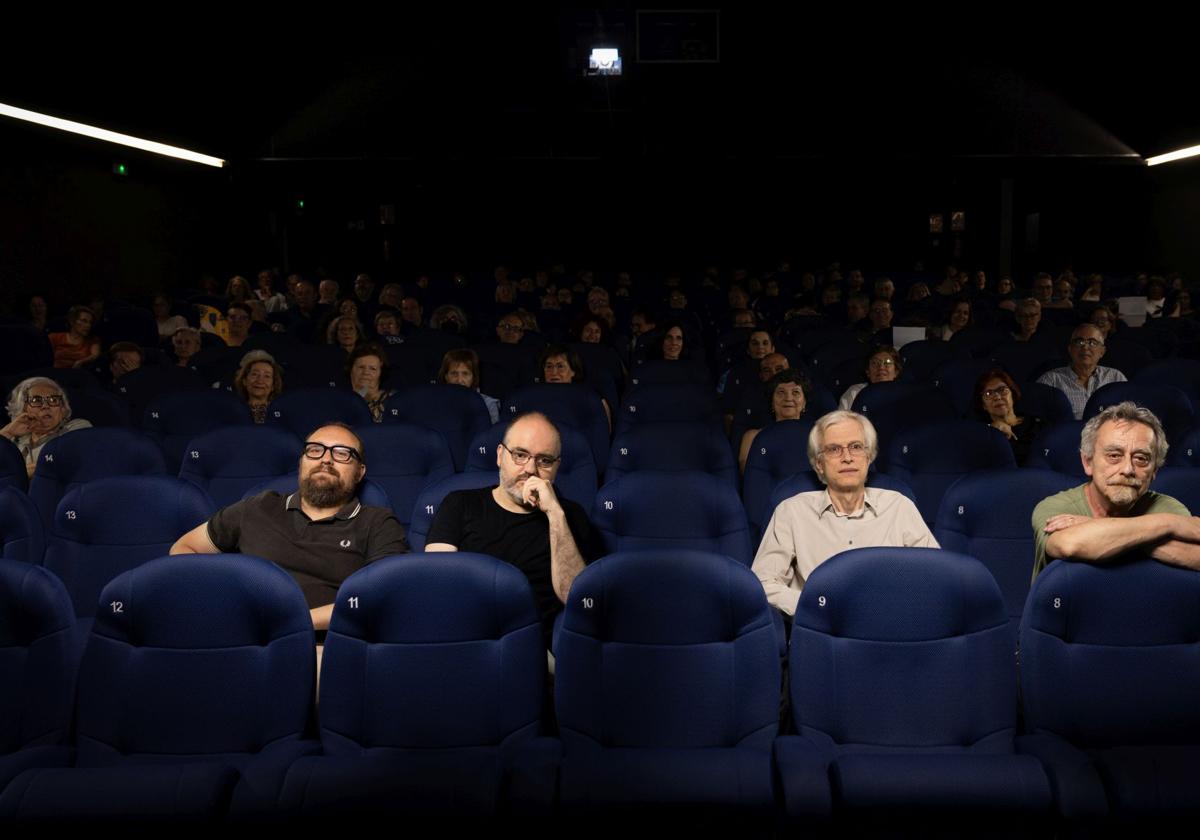Pedro Javier Salado (secretario), Carlos Sáez (vicepresidente), Ángel Codesal (tesorero y programador)y José Luis Cano de Gardoqui (presidente), en primera fila y con varios integrantes del Cine club Casablanca en las butacas de la sala 5 de los Cines Broadway.